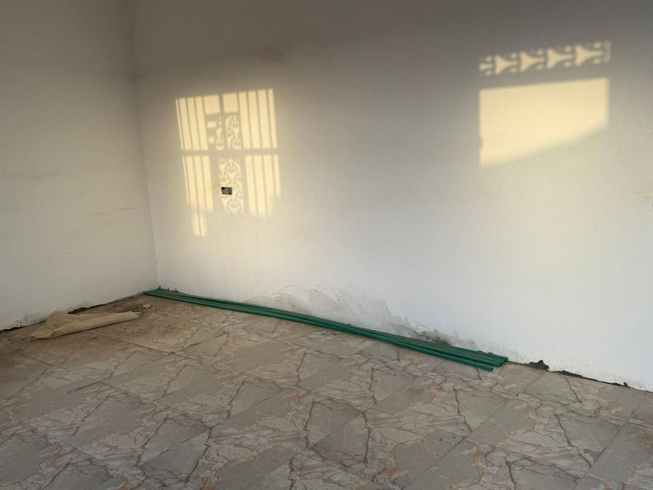 يالله بيت للبيع زراعي 200متر بسديناويه قرب مجمع بشير نواقصه شي قليل والسعر مناسب بسديناويه ***********
