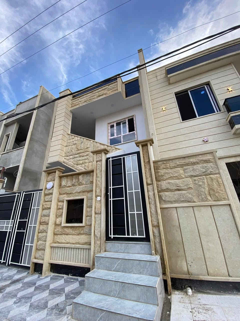 🏠دار للبيع للبيع 

زيرو2025

فرصة استثمارية

بناء  2025

معزول الاول عن الثاني

علما ان الدار بوارد لايقل عن  600

📍الموقع حي الميثاق مدرسة النيل

طابقين وبيتونه

4غرف نؤم

مطبخ بالطابقين متوفر
 
هولين

صحيات
 

المساحة120

الواجه 6

↕️مكون من طابقين وبيتونه

✅سعر الدار عبر الهاتف
مكتب التهاني للعقارات سايدين الميثاق مجاور شركة الحافظ 

👤فيس بوك #مكتب التهاني للعقارات

☎️ كورك ***********
☎️اسيا‏ ***********‏
