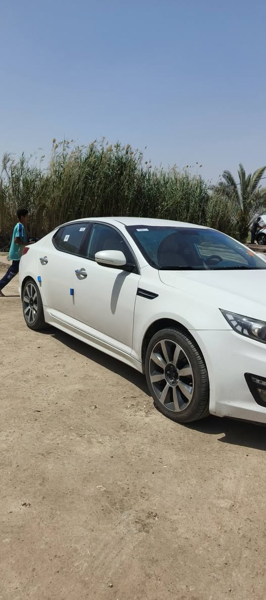 اوبتما 2013 خليجي مكينه الفين صار شهر من شديتها حاويه كير جديد تبريد ثلج حداديه جديده تخم تاير جديد مكفوله من الضربه والتبديل والبارد
 بيها ثلث قطع رشات صبغ لاضربه ولا تبديل رقم مثنى 
اريد مراوس باقل منها محتاج فرق سياره جاهزه
*********** واتساب
