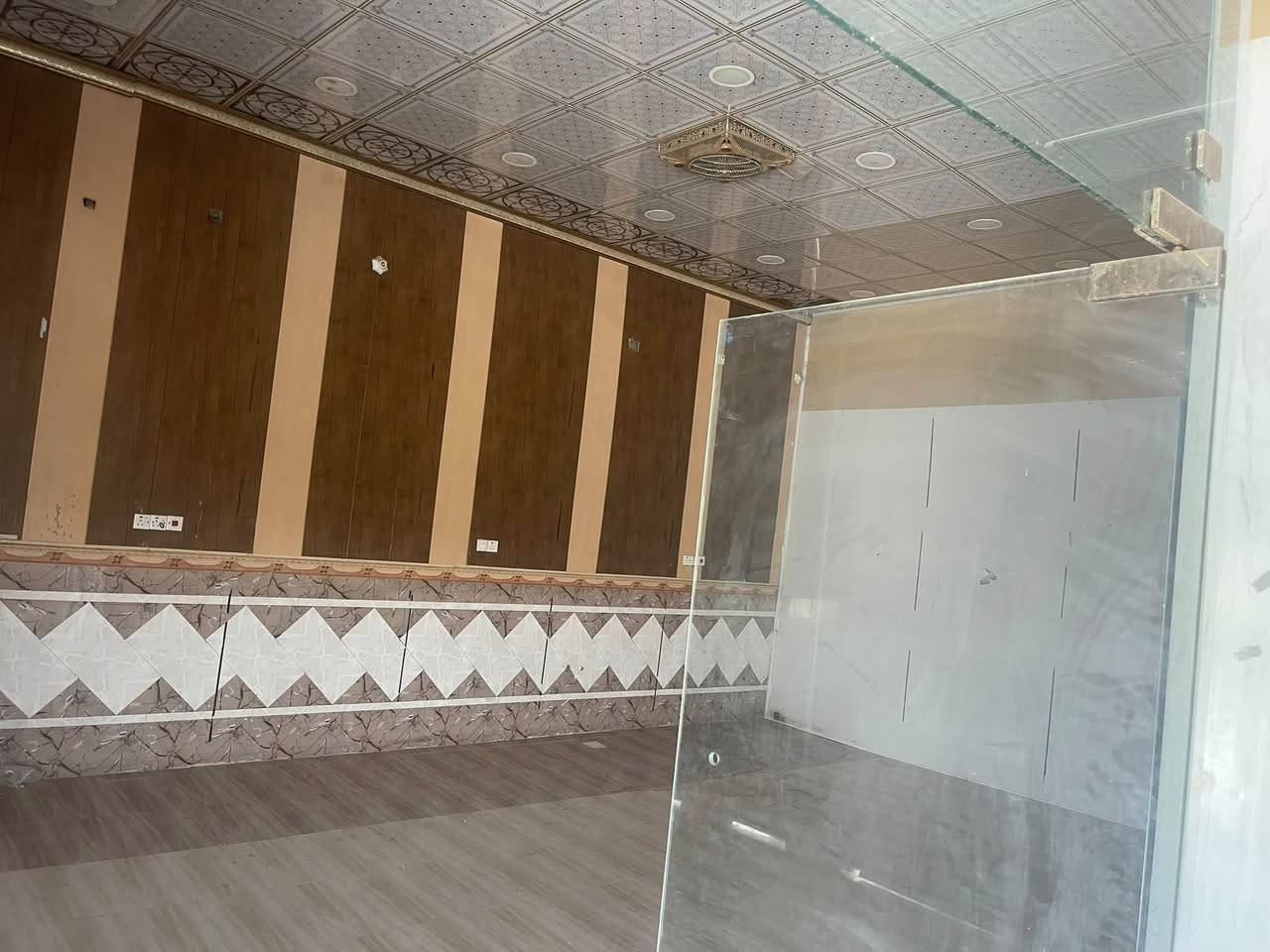 قاعه معروضه للإيجار 300 متر   واجه13 ونزال 27  مكانها ابو رمانه شارع المركز قرب محطه  الأرو ***********
