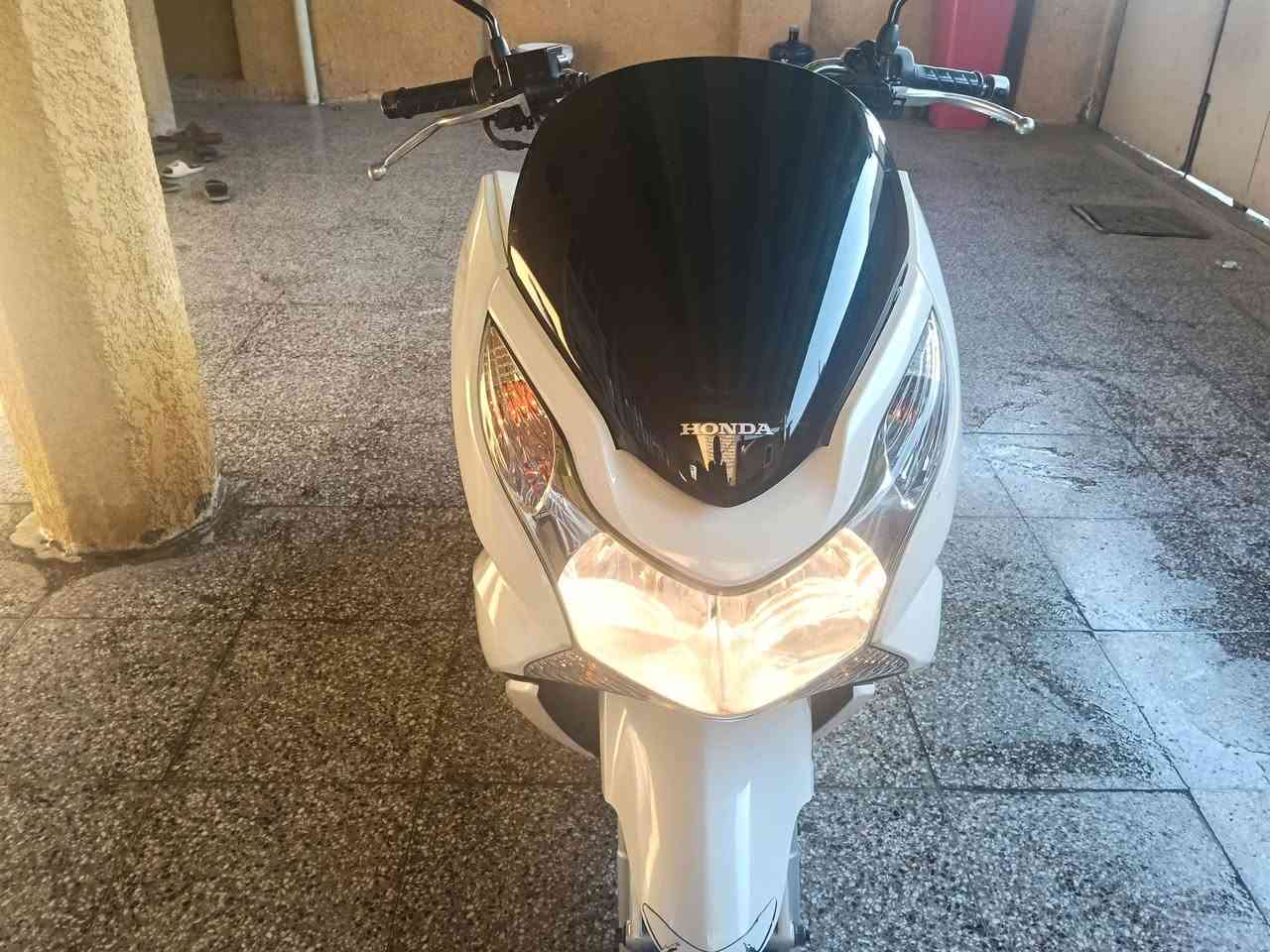 Pcxجيل اول موديل 16 ياباني  دراجه مصارها هواي نازله رمبه مكفوله تجي تفحص وتاخذها من باب البيت وجيب وياك اي فيتر يعجبكك
حرف A 
حساس زدحام 
حساس ستان 
كلهن شغالات 
السعر مليون و550 مجالي شي بصيط مال حك الجيه فقط 
دراجه دهن امزويل + بانزين محسن + مي راديتر الاخضر الزيتي مو ابو لاف دراجه مداريها من كل نواحي تجي وتشوف بعينك 

مكاني بغداد البياع السيديه حي التراث 
***********
