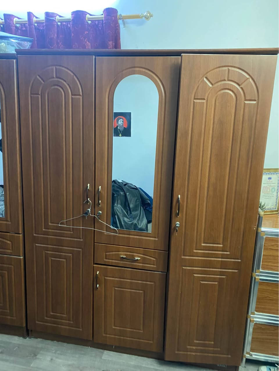 اثاث غرفة للبيع 
كنتور بابين بسعر ٥٠ الف
كنتور ٣ ابواب بسعر ٨٠ الف
مكتب خشب ثقيل بسعر ١٠٠ الف
ميز مرايه نظيف بسعر ٥٠ الف
جزامة احذية ب٢٥ الف
للتواصل *********** واتساب بغداد بغداد, العراق
