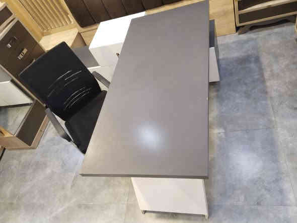 ميز مكتبي مع كرسي  للبيع سعر 200 للتواصل ***********
