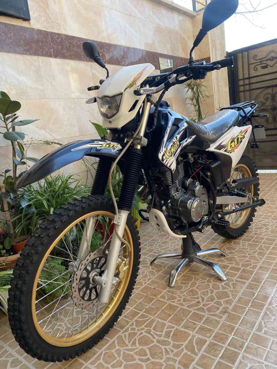 کاویار CC 350 للبيع في أربيل
 للبيع بشرط الكير والمحرك والشاسي سليمين تماماً (بدون أي لحيم أو تعديل على البارد).
 الدبلات ممتازة ومضبوطة.
 الإطارات و البريكات الأمامية والخلفية بحالة ممتازة وجديدة.
 الكهربائيات كلها شغالة وبدون أي نقص.
 المحرك صوته ناعم جداً وممتاز، وبدون أي عيوب أو طقة نهائياً.
السعر المطلوب: 5.5$ أوراق ونصف وبيه مجال أخوية.
انا من أربيل
رقم الهاتف: ***********
