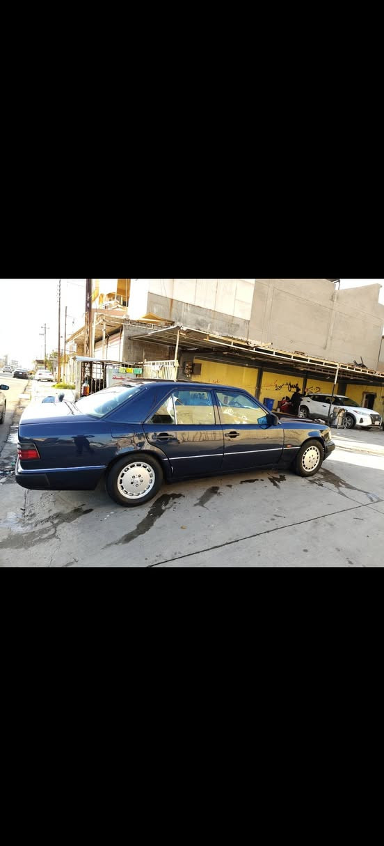 سلام عليكم مكان سياره كركوك..رقمها بغداد مشروع وطني شرط تحويل 
مارسدس دب موديل 90..VVT3000 بطه
كير محرك بل شرط صدر حداديه كهربائية كلها بل شرط
منظومه تبريد جديد شادلها عوزها فقط غاز...باتري  لايتات 3 الوان زنون جديد...غرفه جدديه موضحه بل صور.....ترايك بصره...سعرها 58وبي مجال للاستفسار *********** كركوك, العراق
