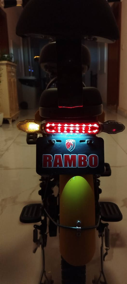 باسكال شحن للبيع سعر 400 الف مجال قليل
[مواصفات]
1)لايت عالي ناصي 
2)اشاره يمنه يسره 
3)ليزر جانبي 
4)شاشه تبين الشحن والعطلات والسرعة وعدد الكيلو مترات 
5) بلوتوث 
6)مرايات جانبيه 
7) اربع سرع 
8)ليد نهاري امامي 
9)تايات جديده صار اسبوعين من مشريهم 
10)منفذين يو اس بي تكدر تشحن مبايلين 
11)استاند مبايل 
12)اصطوب امامي خلفي شغال 
13)سرعه 50 (حقيقة 35)
14)هورن
15) شاحن لشحن البطاريات 
16)يستخدم البايدار من يخلص الشحن او تكدر تشحن الباسكل انت وعتسدخدم البايدار 
17)كشن خلفي تكدر اصعد واحد وراك
18)يكفيك الشحن حوالي 3 الى 4 ساعات حسب السرعه والوزن 19)اربع دبدلات خلفي واثنين امامي
20)يبين الشحن اربع شخطاط بدل من عدد


**إذا كنت صاحب هذا الإعلان وتريد حذفه لأي سبب، رجاءا أرسل رسالة إلى الدعم الفني**