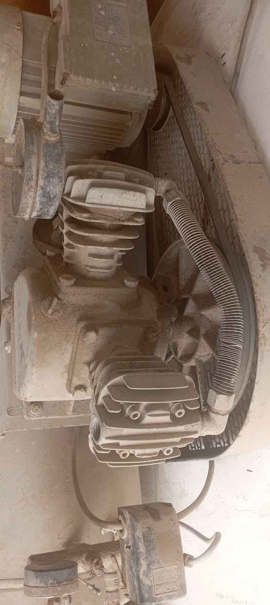 كمبريسر البيع  السعر 300
وبي مجال الشراي ***********
مكان حي الفرات
