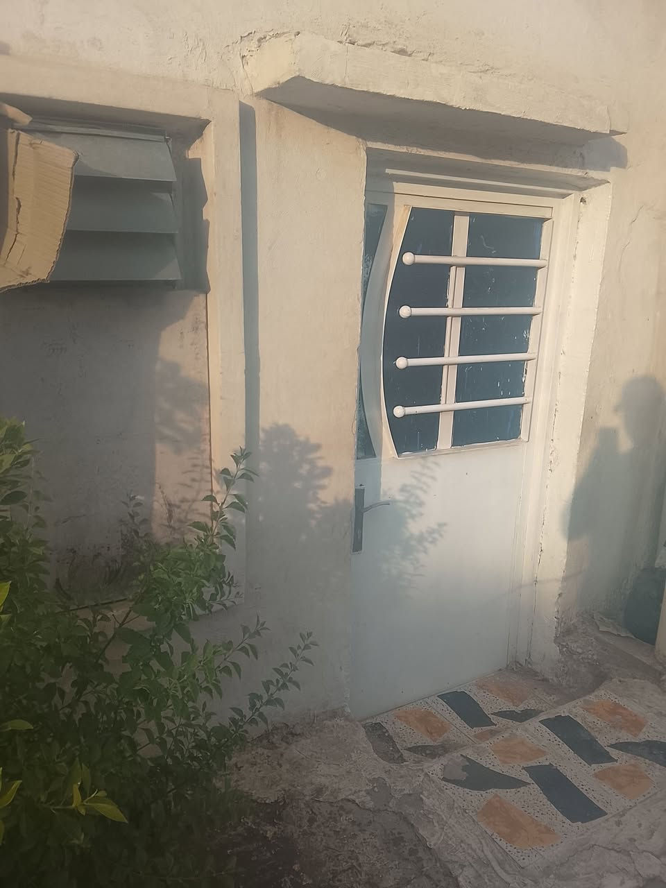 سلام عليكم بيت الايجار بغداد جديده الف دار قرب جامع امام الباقر مقابل مدرسه السعاده غرفتين ومطبخ وخدمات عائله زغيره فقط لتخابرني تكلي احنه 5نفرات  لتواصل ***********
