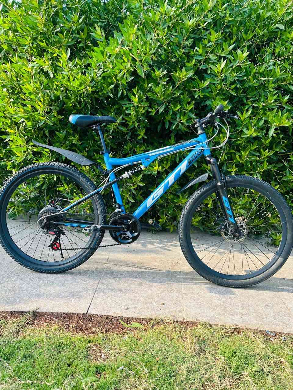 السلام عليكم 💙
للبيع بايسكل جبلي حجم 26 فريم عالي كامل بدون نقص 
يدات جديده سستم كامل جديد وشغال بدون نقص 
بريكات دسك بلمكان دبل امامي شغل ودبل وسطي جديد
السعر 125 الف مكاني بغداد حي الجوادين 
للاستفسار/ *********** بغداد, العراق
