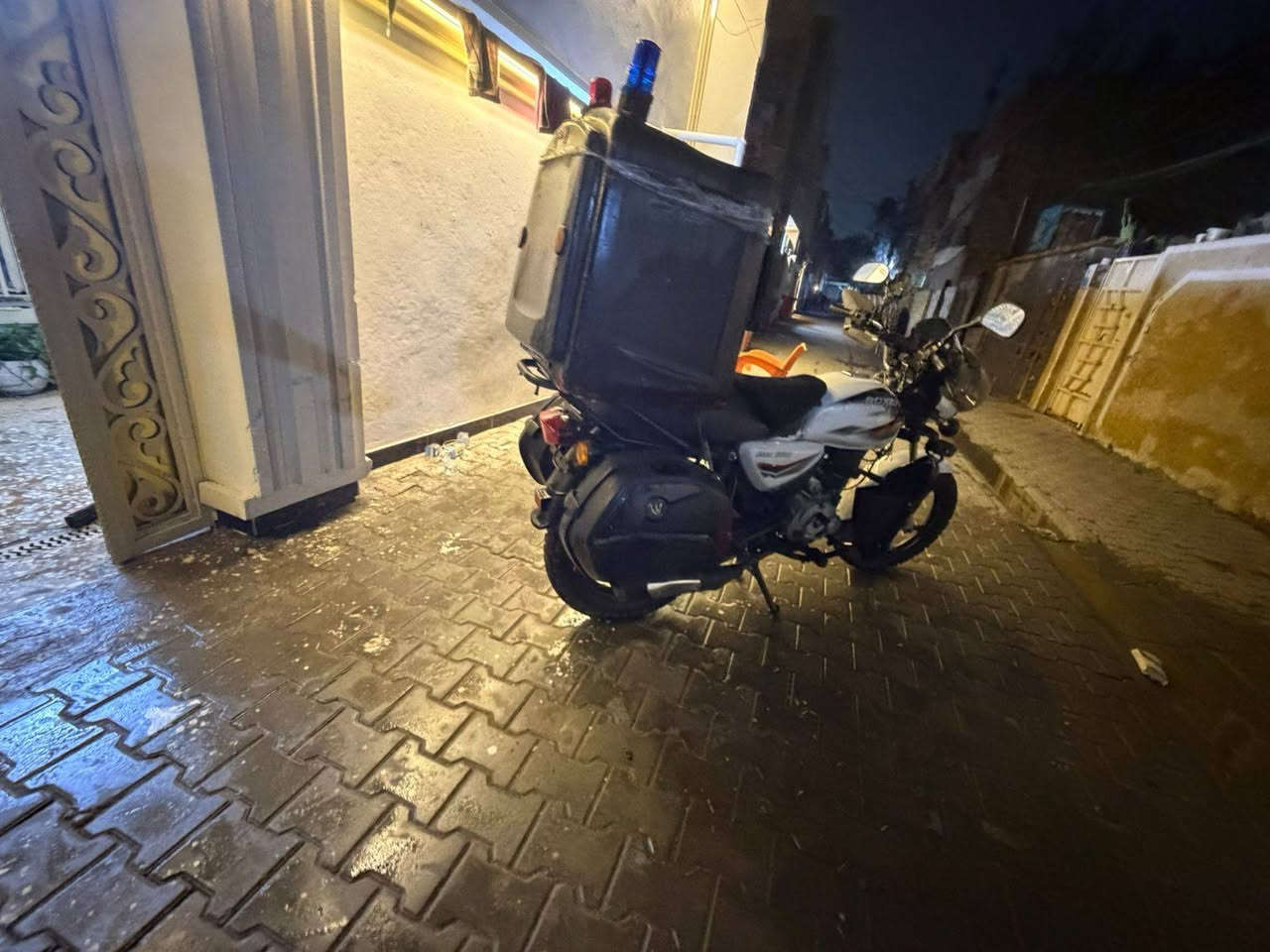 السلام عليكم
اقرء المنشور زين قبل الاتصال هاي 
دراجه بوكسر كلاسك لون ابيض  
مديل ٢٠٢٢ اصل 
رقم بغداد بسمي تحويل مباشر 
الدراجه من الشركه لحد الان ع ايدي 
مجفتها بل وكاله مال باجاج بل كراده مبدل بوشه وبستم فقط بدون شرک 
گير ومكينه وكلچ مكفولات وعلى الضمان 
عليها ادامه كامله يم دكان سليم 
تايرات جدد كابريتر اصلي وكاله شرط تخم بنزات بريك 
٣ قمچيات جدد گلچ وبانزين وكيلو متر  
الدراجه بدون حادث بدون گلبه   
جاهزه للاخير الف ما تصرف عليها 
ومكفوله ع الفحص وين ما يعجبك 
عليها اضافات معى الدراجه كشافات لد اصلي ولايت امام عدسه اصلي شرط من سيزر  
وعليها جنط ٣ صفاحيات ثنين وحده مال چبير مال غراض 
وبل عافيه ع الياخذه  
سعر  ١٩٠٠ وبيها مجال
مكاني بغداد الرصافى 
ه‍ــ ***********
