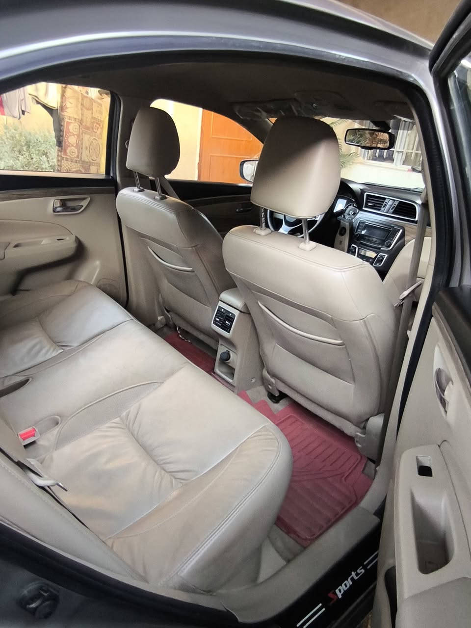 سياز 2022 للبيع 100 ورقه
ماشيه 150الف وقابل للزياده مكفولة من الحادث والصبغ 
بيها بارد بالجنطه موضحه بالصور وشخوط بسيطه ايضا موضحها 
السيارة بعدلها سنه وتصير حره استقطع مباشر من الماستر صاحب السيارة موضف بالكهرباء مال المسيب ومستعد للوكالة 
مكان السيارة بغداد الكرخ 
السيارة تحتاج صدر صدرها تعبان جدا 
الرقم
 ***********
