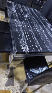 طاولة رخام • ستيل • كراسي جلد