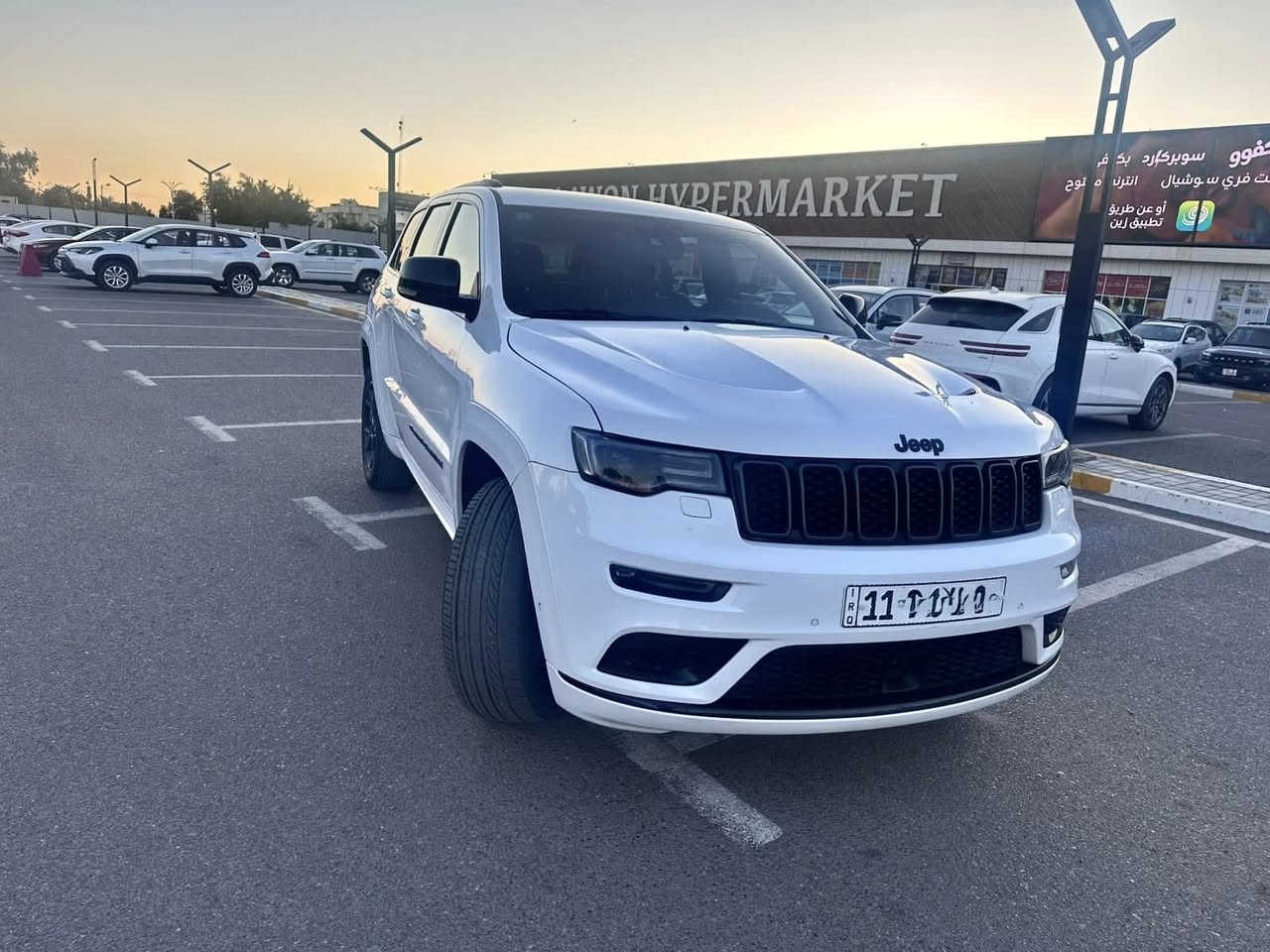 السلام عليكم للبيع جيب كراند شيروكي (S)
موديل 2022 خليجي
 وكالة خليجيه
السيارة مكفولة كفاله عامه بوضع الشركه بلاد 
مواصفات ال s فول 1/1
ماشيه: 40 KM
1-رادار امامي عدسه
2-محرك 3.6L (6v)
3-داخل احمر وأسود بلادي 
4-تحذير خروج عن المسار 
5-نقطة عمياء 
6-دفع 4x4
7-فرش المقاعد جلد الأمامية كهرباء 
8-المقاعد الأمامية تدفئة وتبريد 
9-ذاكرة حفظ وضعيات الجلوس 
10-تدفئة ستيرن 
11-سقف بنورما 
12-شاشة حجم 4.8 
13-نظام خاص لطرق الوعرة 
14-مصابيح الأمامية زنون 
15-مصابيح LED
16-كشافات ضباب زنون 
17-تشغيل عن بعد 
18-صندوق كهربائي  
19-حساسات امامية 
20-حساسات خلفية 
21-كامرة خلفية 
22-ويل قياس 20 اسود لماع 
23-المرائة بـ خاصية التعتيم الذاتي 
24-مرائة امامية كهرباء 
25-بلوتوث تلفون 
26-تحديد سرعة 
27-تحديد مسار 
28-نظام تشغيل وإطفاء أتوماتيكي 
29-نظام بريك اتوماتيكي 
باقي مواصفات S معروفه سياره جديده بمعنى الكلمه من الزيرو لحد ليوم على ايدي رقم بغداد باسمي تحويل مباشر
لاتصال والاستفسار:***********
او ***********
السعر: 365💸
