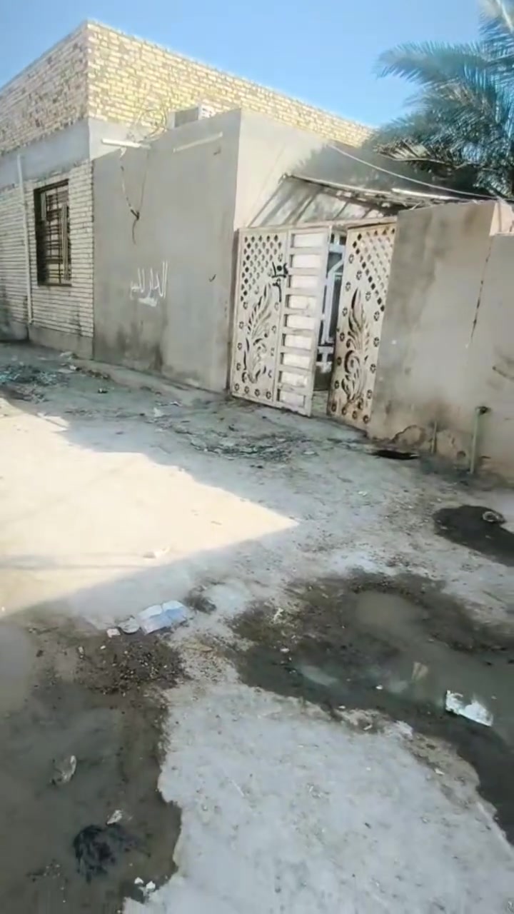 السلام عليكم بيت المساحه 350 / الواجهه 16 النزال 22 الشارع 10 يتكون من خمس غرف صالتين طول الصاله 12 متر والغرف خمسه في اربعه حديقه مساحه تقريبا 80 متر استقبال 7 باربعه،، كراج مل سياره طابق ونص المكان العباسيه حي الرساله الثالثة جنس ا الارض 25 السعر 92 وبمجال بيع مستعجل ***********رقمي
