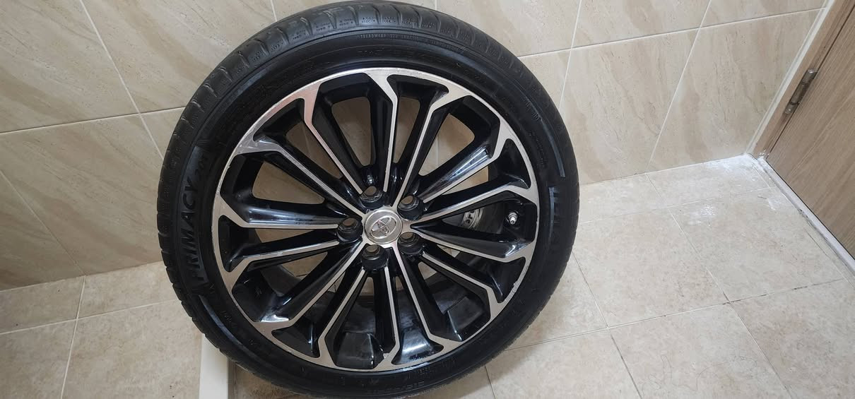 السلام عليكم .
عندي طخم +واحد سبير ويل كب كورلا حجم 17 نظافتها 80% بلادي  . 
وارضيات كورلا قماش كلهن بلديات. 
مكاني بسمايه .
الوياله ٣٠٠ الف 
والارضيات ٦٠ الف 
رقم ***********
