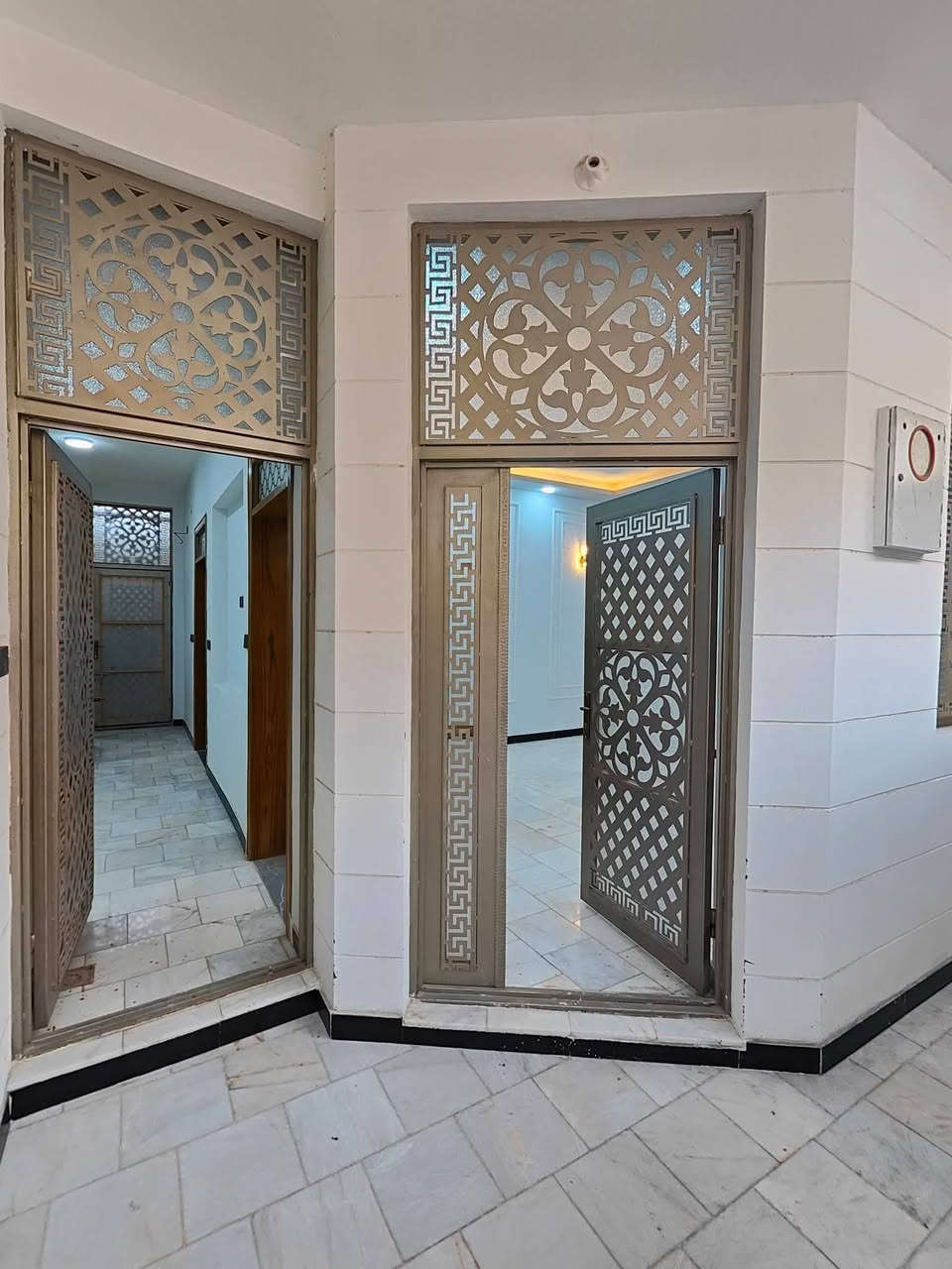 اللهم صلي على محمد وال محمد  🌹
يوجد بيت 100 م طابقين طابوك في كربلاء مجمع الفرات خلف سفاره تركيه على الحولي الجديد اربع سايدات🥰
منطقة سكنية تتوفر فيها جميع الخدمات تبليط 10 م 🥰
يتكون البيت من 3غرف واستقبال وصاله ومنور ومطبخ وحمامات عدد 3 🥰
طابو زراعي قرار محكمه سند 25 
للأتصال او واتساب ***********
