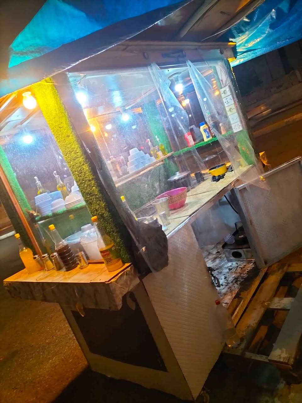 عربانة ترهم  لبلبي وباكله وذره وتصلح لفات وكافتريا وياه شواية بركر ومنظم وصونده وطباخ خمس عيون طوله مترين وعرضه متر ارتفاعه مترين ونص نص خشب ونص كزاز ونص حديد ثابته وبيه 3 تواير زغيره ثكيله حيل العربانه كهربائياةه كامله وبيه نقط وبلك سويجات كركوك, العراق


**إذا كنت صاحب هذا الإعلان وتريد حذفه لأي سبب، رجاءا أرسل رسالة إلى الدعم الفني**