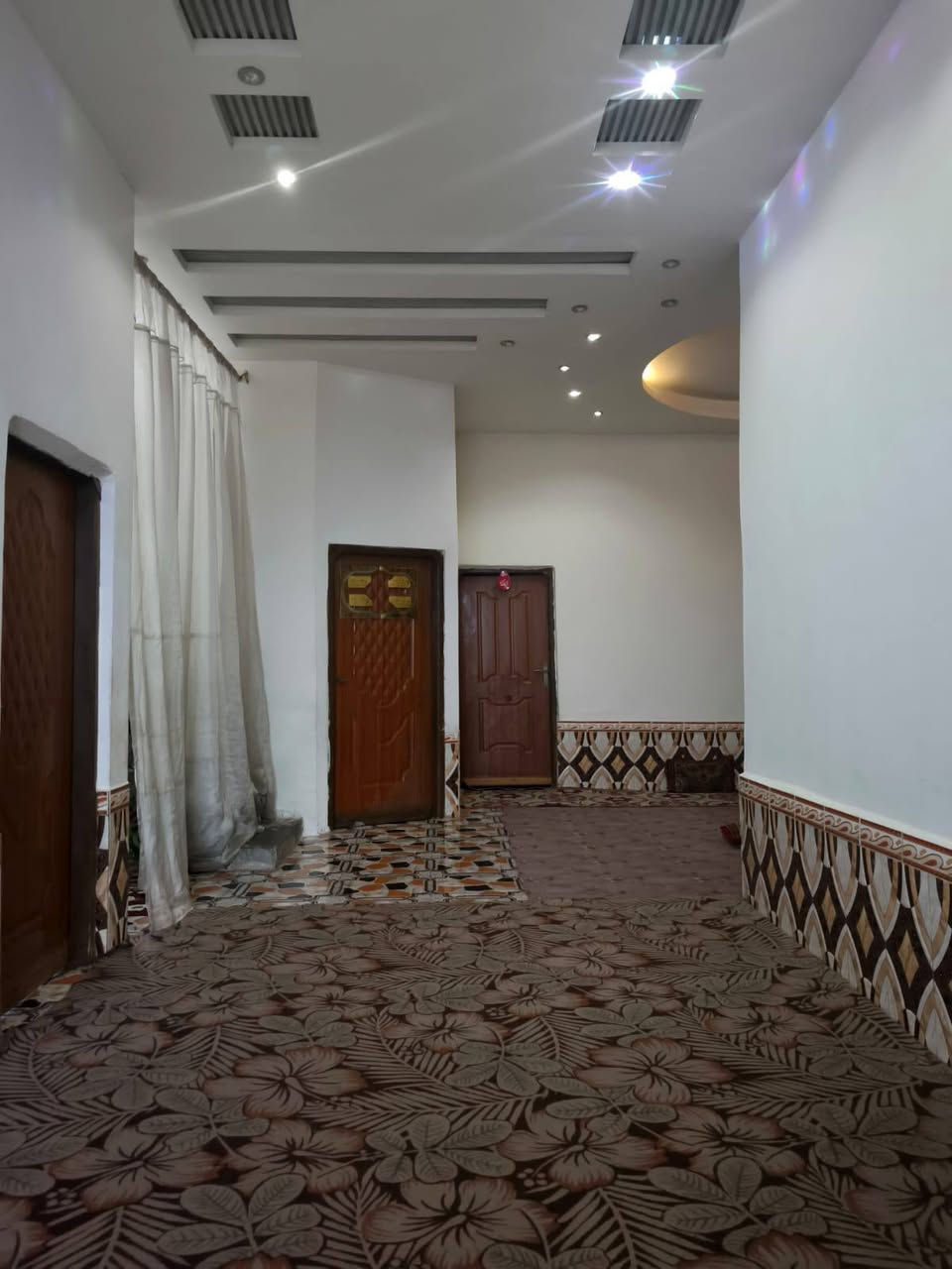 البيت مساحته 350متر  عقد زراعي وبي رقم بلديه يتكون من غرفتين ومطبخ وصاله وديوان وصحيات

نواقص لبيت وارش وكاشي للحوش 

تقاطع شعيبه مقابيل معارض الكرناوي

سعر 90 قابل التفاوض ***********
