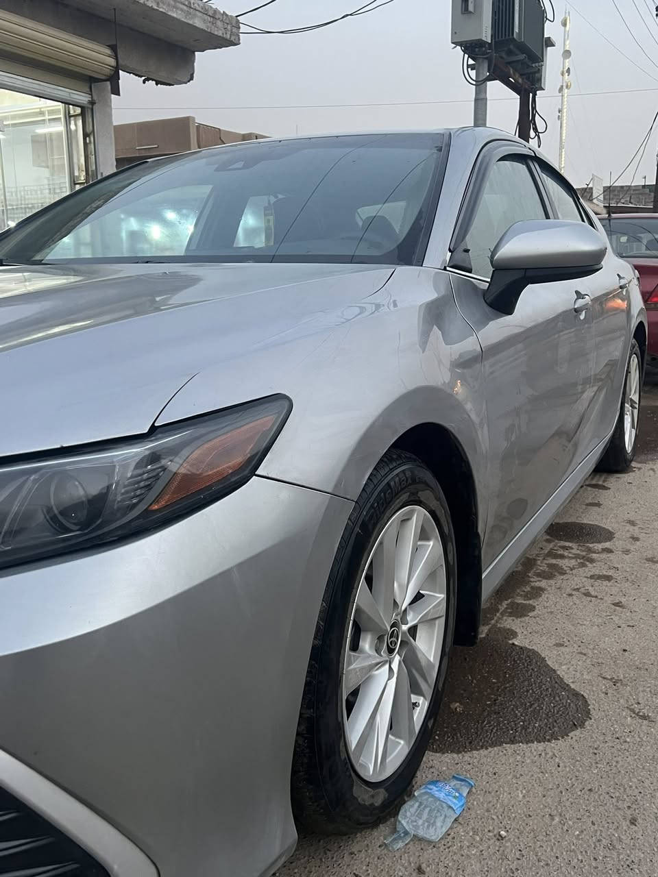 السلام عليكم 
تويوتا كامري بانزين 2023
مواصفات LE نص فول معروفه مواصفات الكامري 
ضرر صبغ بنيد وفتحة باب السائق علئ بارد 
موضح الضرر في المنشور 
السعر 175 وبيها مجال كلش قليل 
رقم الهاتف ***********
