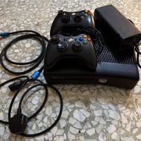 XBOX 360 ويا محولتة الأصلية  بي 28 لعبة  مساحتة 250 السعر 100 بس يداتة...