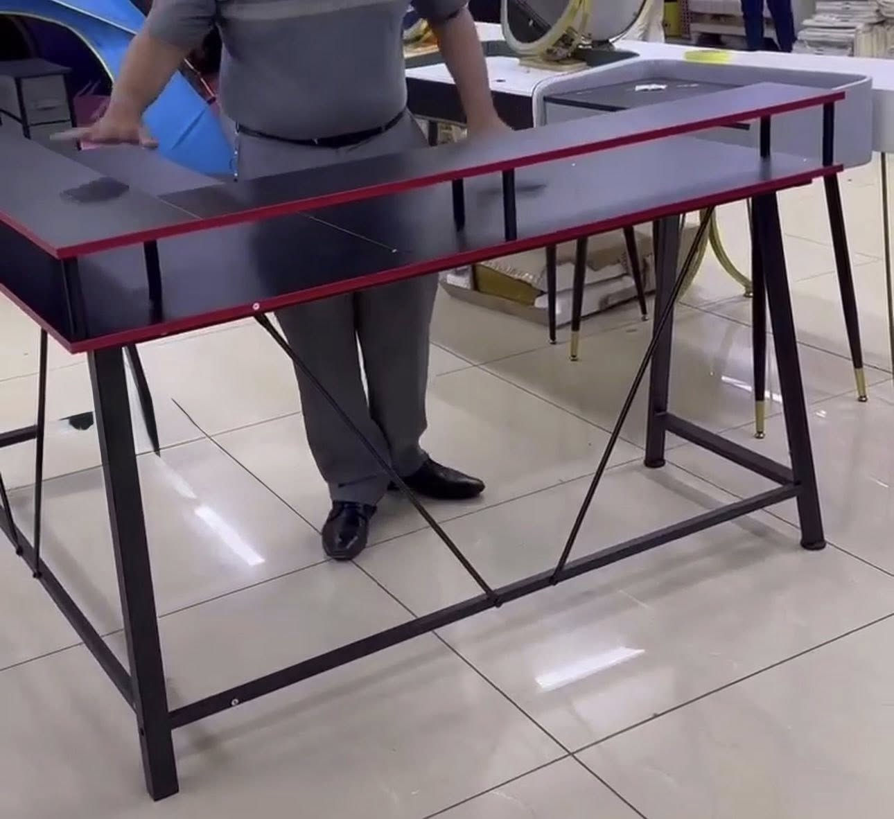 عندي هذا الميز اخذته جديد وبس نصبته قياسه متر ونص بمتر ونص
 يجنن للشغل او الدراسه كلشي يرهم وبي رف همين


**إذا كنت صاحب هذا الإعلان وتريد حذفه لأي سبب، رجاءا أرسل رسالة إلى الدعم الفني**