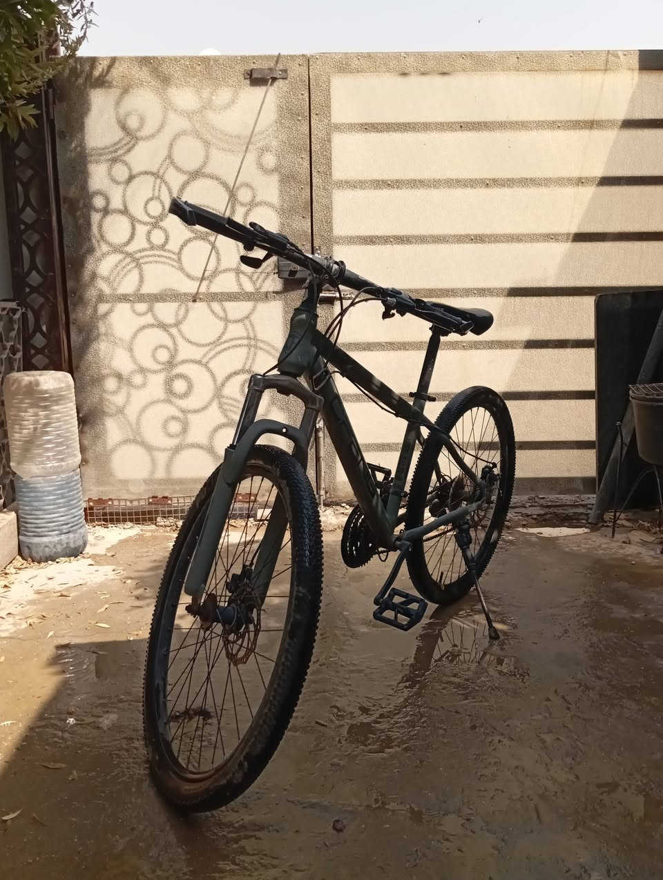 السلام عليكم 
بايسكل للبيع حجم 26 ب65 الف وبيه مجال قليل كلش العكرب مسحوك  والكير مزنجر من المي موجود واتساب فقط بدون اتصال 
***********
