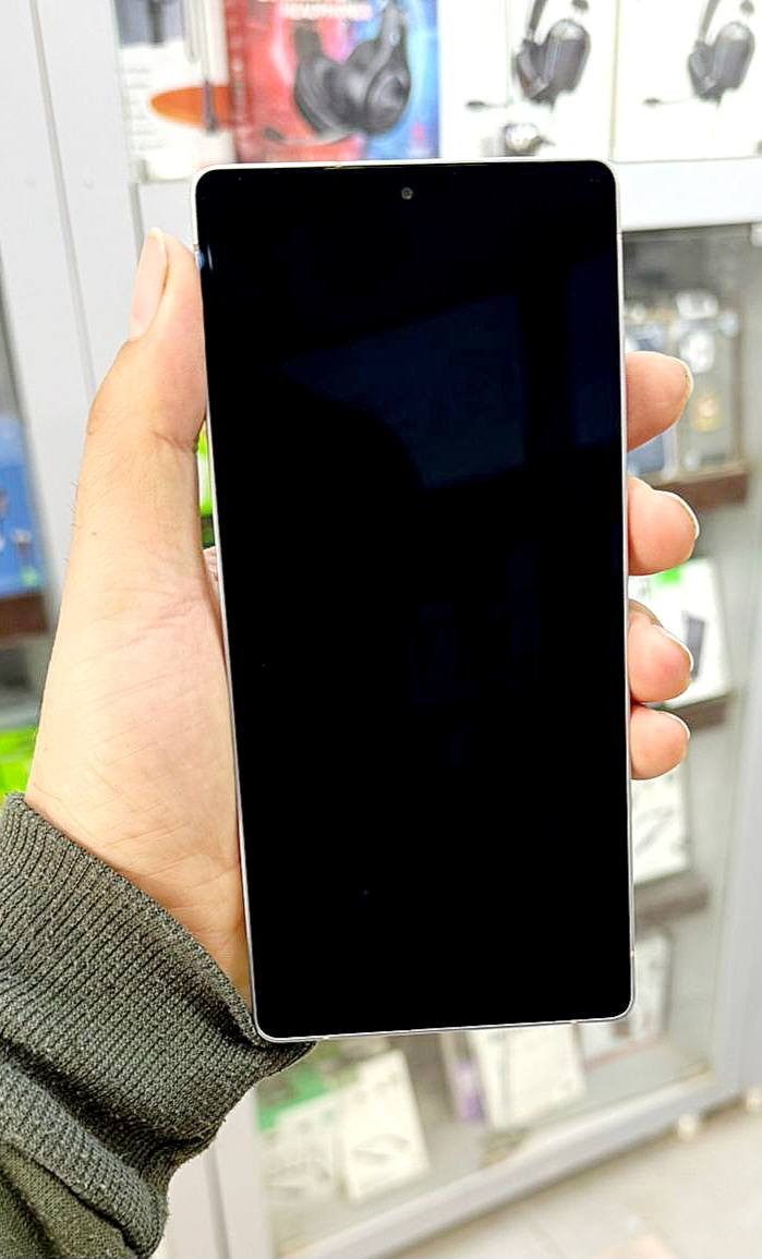 (((   ذاكرة 1 تيرا   )))
نضافة 100% 
بعده بالضمان 
لون مميز
جهاز نضيف حاله حال الجديد شخط ما بي مستخدم شي قليل 
دبل سيمكارت شرق اوسط
وياه شاحنة اصلية وكالة samsung 65w منفذين شحن
وكفر وكاله اخذتة ب٤٠ الف جديد غير مستخدم مصنوع من الخشب والالمنيوم
(السعر مليون و٤٠٠)
العنوان النجف المناذرة (ابوصخير)
***********
