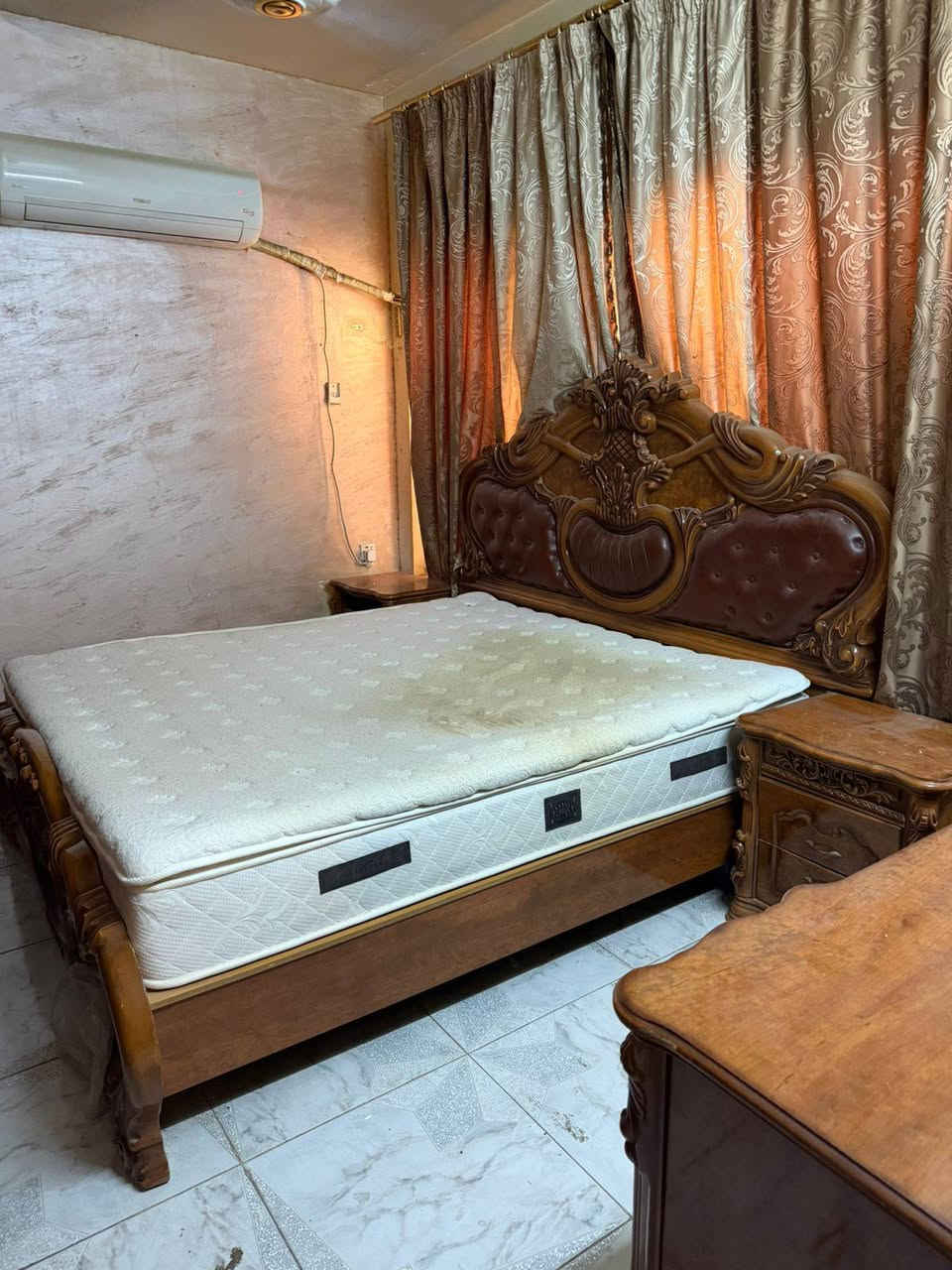 غرفه نوم ماليزيا
دولاب 6 أبواب كبير.
سرير أم نفرين.
تسريحة كبيرة.
كومدينتين الي يحب يتواصل على رقم ***********
المكان العامريه
