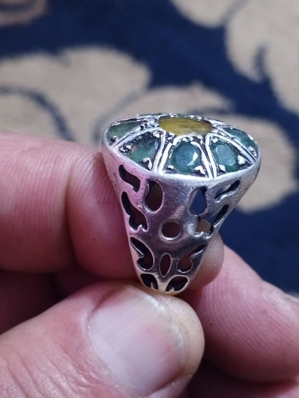 سلام عليكم محابس البيع واحد وجه سليماني الثاني نشابوري والثالث ياقوته مطعم بزمردكوالمبي


**إذا كنت صاحب هذا الإعلان وتريد حذفه لأي سبب، رجاءا أرسل رسالة إلى الدعم الفني**