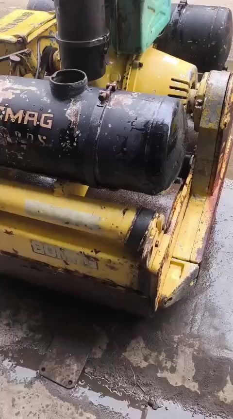 حادلة بوماك الماني كير اومكينة نظيفات هزاز كامل رولتين الوزن واحد طن ونص الحادلة وارد الإمارات نظافة 90 بالمية للاستفسار الاتصال على الرقم الموجود بالنشر *********** عنوان بغداد
