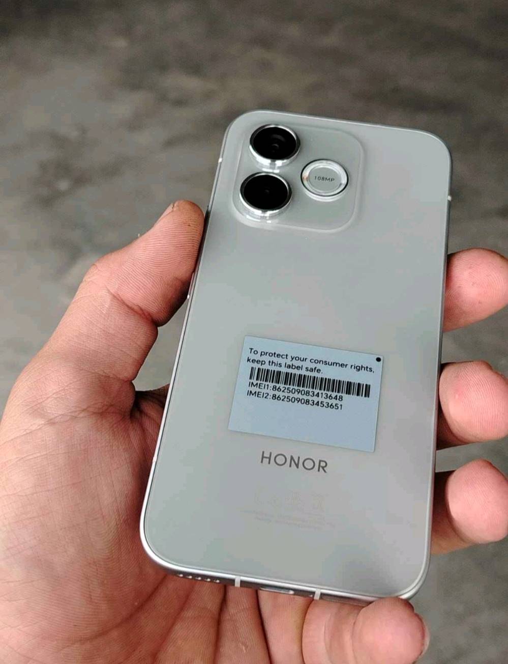 📱 للبيع HONOR 600 Lite

✅ الجهاز مستخدم بحالة ممتازة.
📦 جميع أغراضه الأصلية موجودة ولم تُفتح.

🔹 المواصفات:
• شاشة AMOLED بحجم 6.6 إنج بدقة +1.5K وتردد 120Hz.
• معالج MediaTek Dimensity 7100 Elite.
• كاميرا خلفية 108MP + 5MP.
• كاميرا أمامية 16MP.
• بطارية 6520mAh تدوم لفترة طويلة.
• شحن سريع 45W.
• بصمة مدمجة داخل الشاشة.
• نظام Android 16 مع MagicOS 10.
• يدعم NFC

📍 الموقع: بغداد
📞 رقم التواصل: ***********