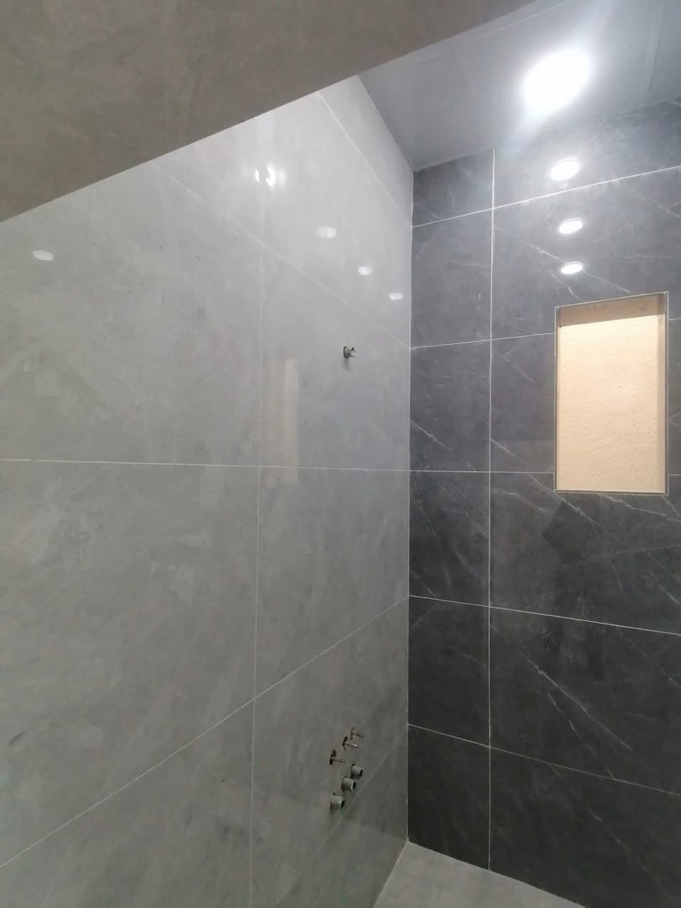 السلام علیکم للبيع بيت مساحة 100متر شارع جامع ملك القدوس شارع الرباط البيت فووول حلوو غرفة نوم واحدة صالة مطبخ خدمات ساحت درج فووول كامل مفتاح في منطقة الدوانم نهايت الشرطة الخامسة مقابل سويب سعر 83 مليون وبي مجال الشراي الستفسار *********** عبد العزيز تواصل واتساب أو مراسلة الصفحة
