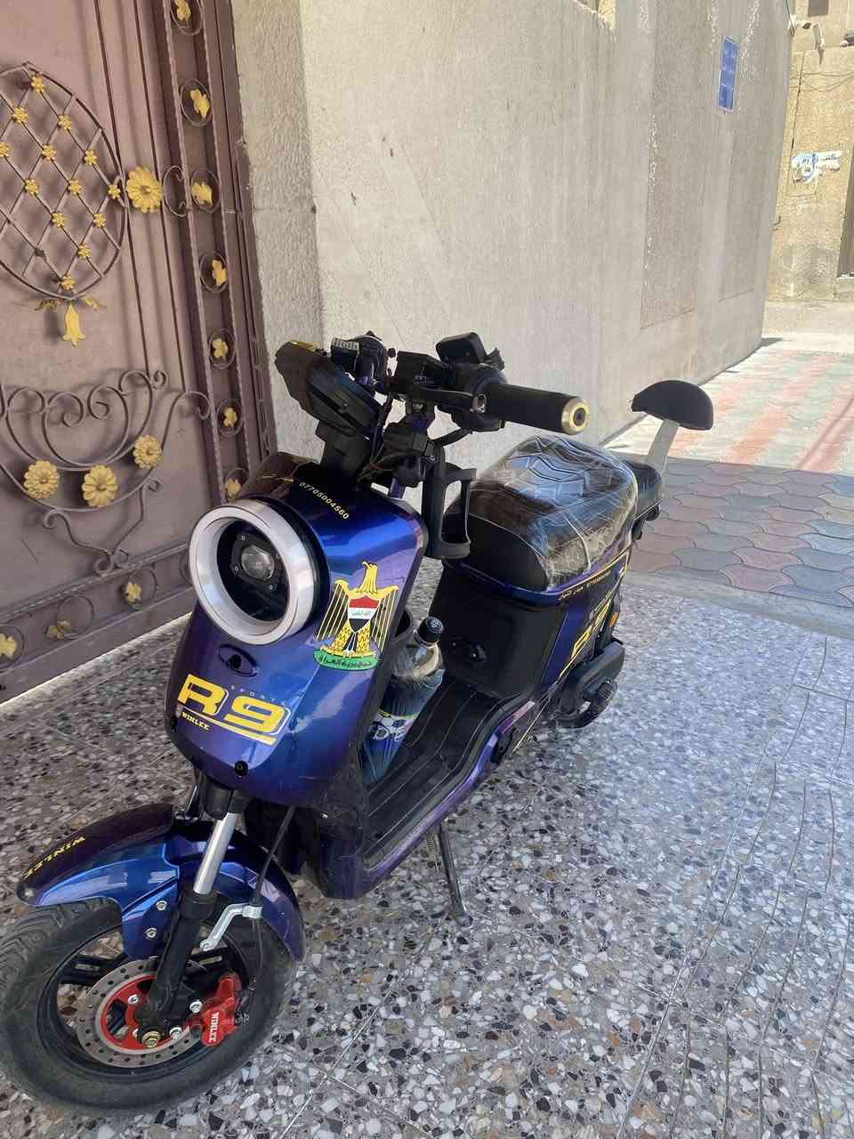 دراجه ار تسعه R9 2026
ملف 1500
خمس بطاريات 🔋32 امبير تمشيك 40كيلو   
دراجه جديد و نظيفه 
ما مستعملها هواي من المدرسه للبيت بس 
بلوتوث MP3 🎵
سرعه 109⚡️
دراجه مرغوبه و متوفره غراضها بكل مكان
شاشه نظام تحديد الاعطال 
ضوء امامي قوي عالي و ناصي. 💡 
اشاير يمين و يسار و دبل اشاره 
تاير خلفي جديد🛞
بريكات هايدروليك دسك بريك 
لون مميز 
مكاني بغداد الدورة 
تواصل ***********
