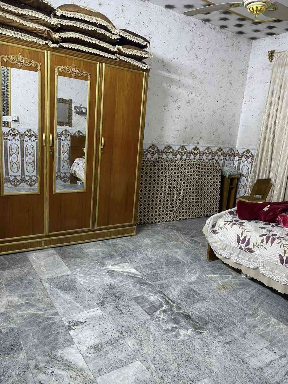 بيت للبيع مساحته 200 متر طابقين طابق الول يحتوي اربع غرف طابق ثاني اربع غرف وفوك وجوه حمامات 2 شراي يتصل 
***********
