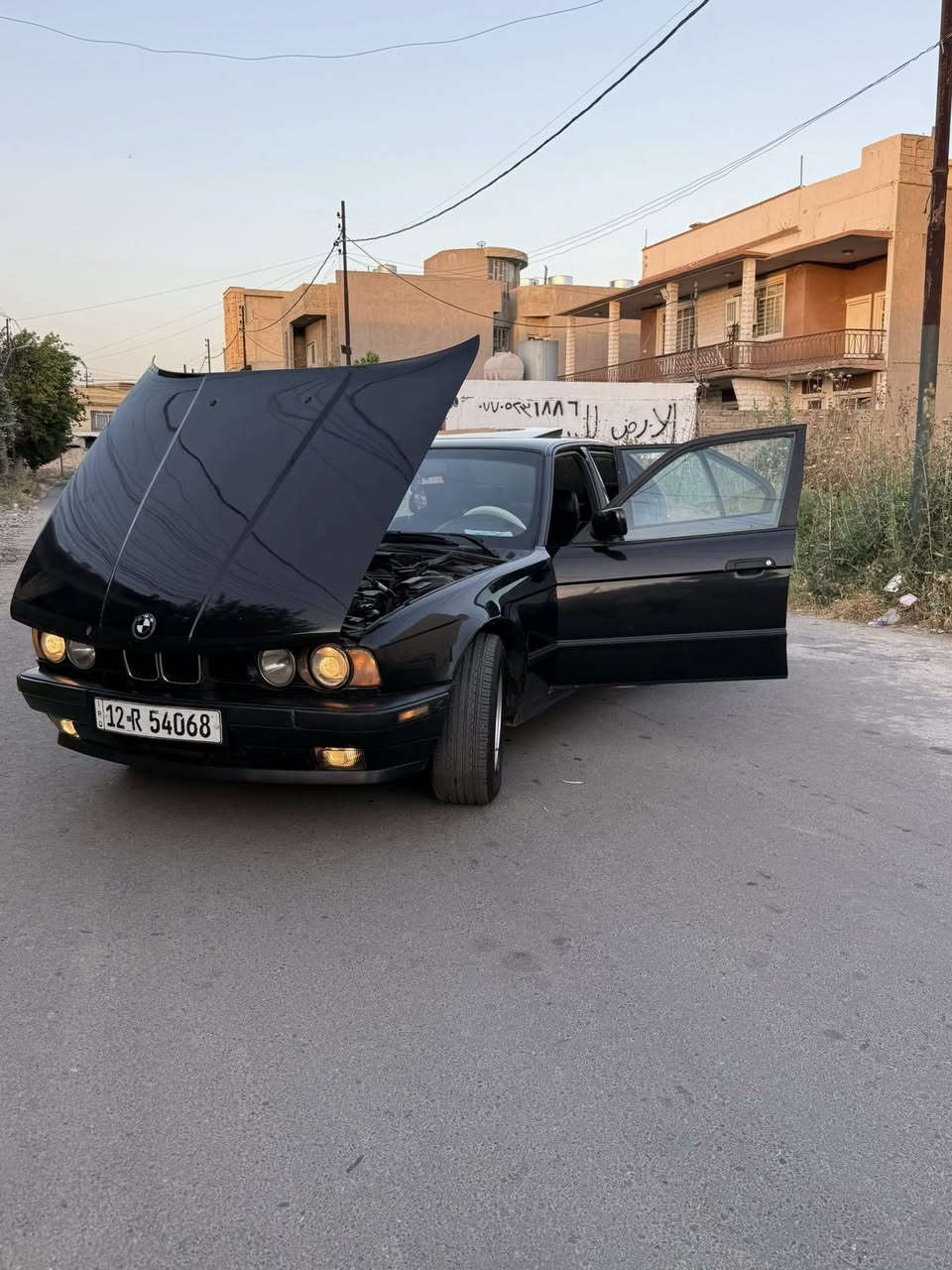 السلام عليكم للبيع BMW 525 موديل92. كير محرك شرط.  تبريد شغاله .  صبغ فقط جماليه.  طخم تاير جديد. طخم ويل كب جديد. صدر امامي خلفي جديد. داخل جلد. كابون بانزين. شرط التحويل. السعر. 75و بيها مجال. مكان موصل حي الطيران.  رقم الهاتف ***********
***********
