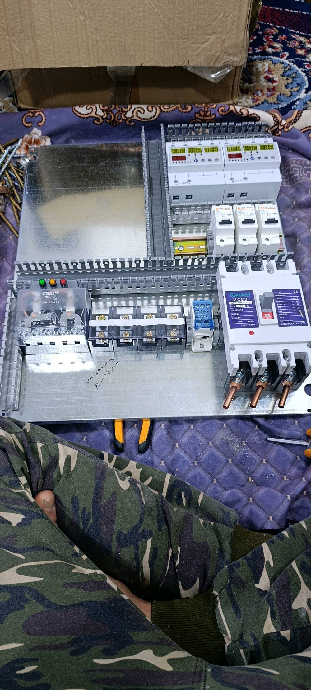 لوحة كهربائية مدمجة تحتوي على قواطع وأسلاك للتوصيل الكهربائي، مثالية للاستخدام في المشاريع الكهربائية الكبيرة. تأتي بمكونات متنوعة لضمان التكييف والتثبيت الفعال. مناسبة للمنازل والشركات والمؤسسات.