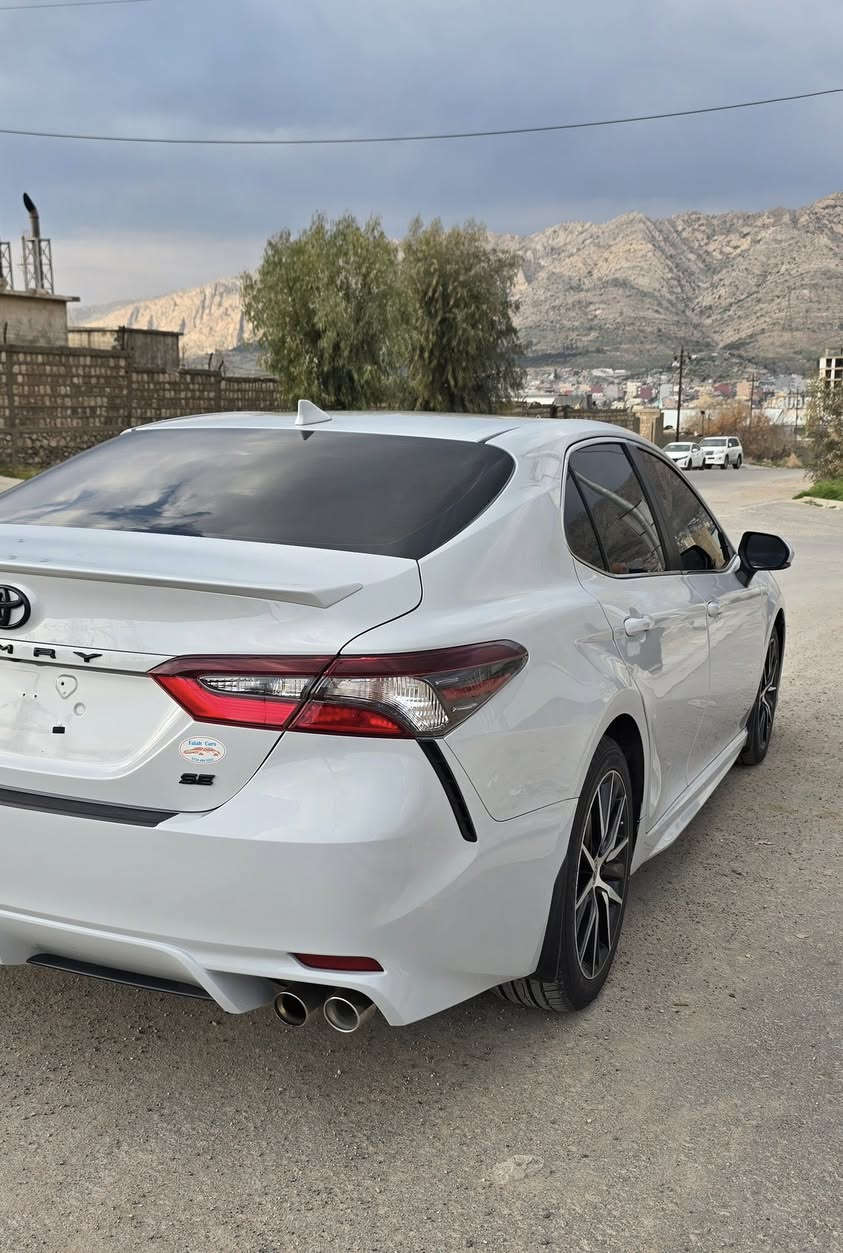 تويوتا كامري SE 2024 - مواصفات أمريكية 🚗
• الموديل (مودێل): 2024
• اللون (رەنگ): سمنتي (Cement) - داخل كريمي ملكي.
• الحالة (رەوش): بدون صبغ حتى دعاميات  بێ سبغ ، بێ ئەیرباگ (ارباك سليم 100%).
• المسافة المقطوعة (مەشی): 47 ألف فقط.
• الإطارات (تاێرە): طقم إطارات جديد سفر .
• الرقم (رقم): بدون رقم (تترقم شمالي: دهوك، أربيل، سليمانية).
• الدخول (دخلة): دخول إبراهيم الخليل.
⚠️ السيارة غير مخرجة (بدون رقم)، وباقي لها 3 أشهر مهلة للتسجيل (الترقيم).
(ترومبێل نەیا خروج کریە و ٣ هەیڤێن دی یێن دگەلدا بۆ ژمارەکرنێ بێ کێشە).

✅ السيارة بحالة الوكالة، نظيفة جداً من الداخل والخارج.
✅ لا تحتاج إلى أي مصاريف (بێ مەسرەف).
💰 السعر (بها): 225 💲
📍 الموقع (ناڤونیشان): دهوك
📞 🟣 🟢 للتواصل (پەیوەندی): ***********
