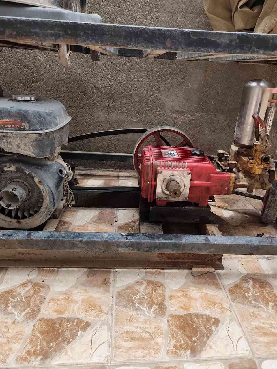 السلام عليكم 
للبيع مضخة مال غسل 120بار مع محرك بانزين 5ونص كيفي 
مستعمل شغال يحتاجله شغلات بسيطة 
سعره300وبي مجال كلش قليل
عنواني حله وردية خارج
رقمي ***********
