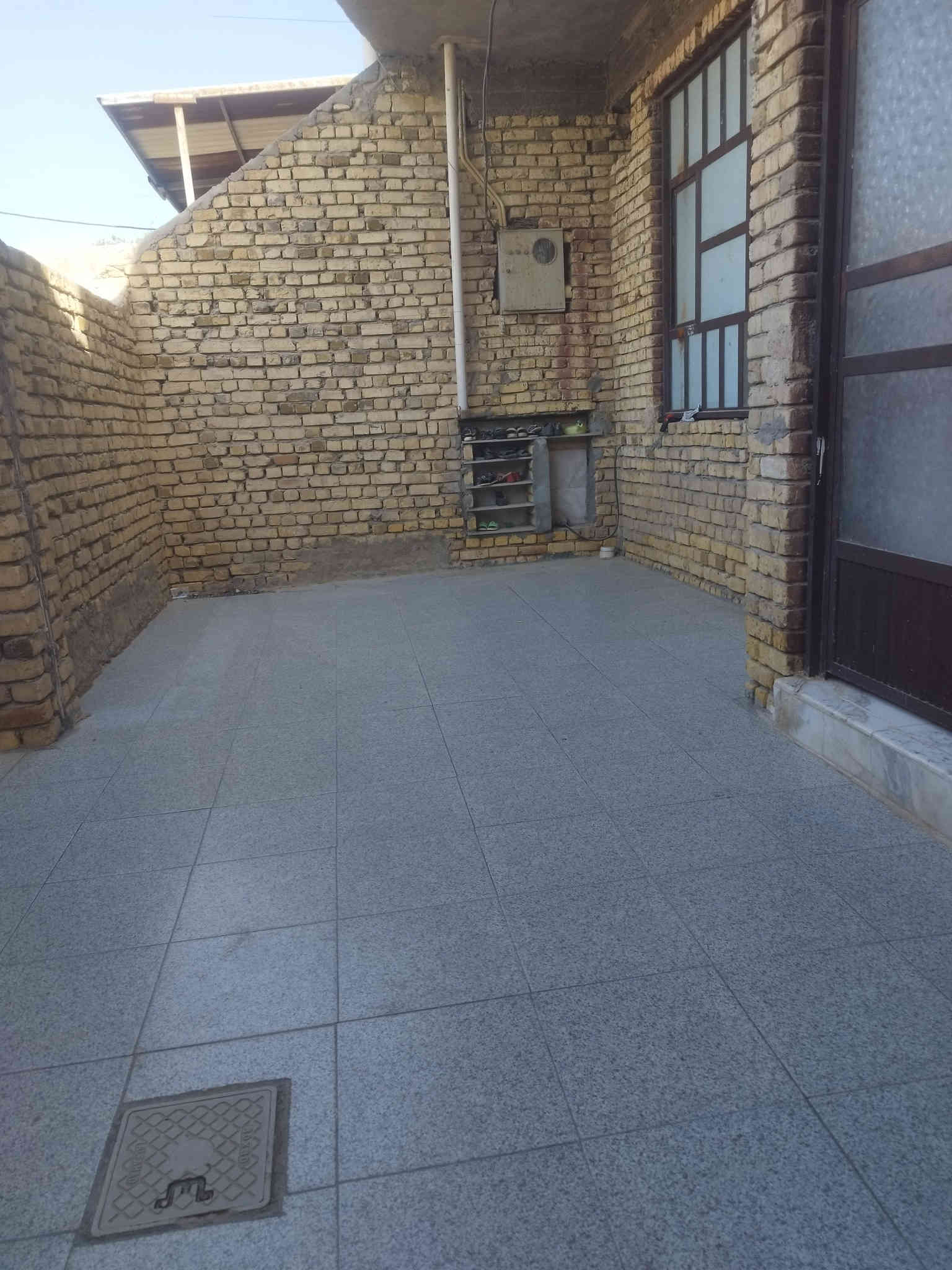 الدار للبيع طابو صرف بناء حديث المساحه 150غرفتين وصاله ومطبخ واستقبال صحيات داخلي  وخارجي الارضيه مرمر درجه اولئ  قرب مدرسه عطاء القاسم حي الزهراء السعر 100للاستفسار  ***********
