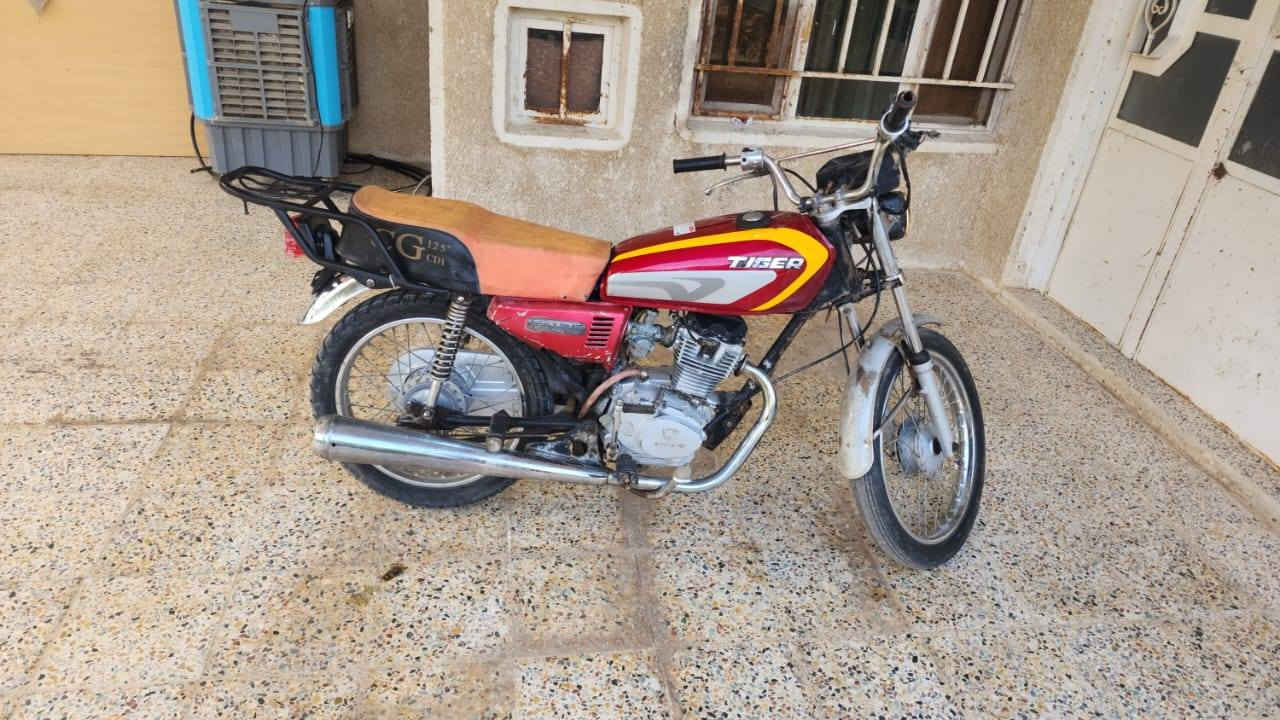 السلام عليكم دراجه تايكر اربعه كير موديل 21 اوراق عدد 5 شاصي مكفول من العواج  محرك مكفول لاتبخير ولا نضوح فقط امبدل ولفات 0.1 الاصلي شلعه حلوه اوياله نضيفات السعر 400 وبي مجال بسيط المكان اليوسفيه معمل زينب  الرقم ***********
