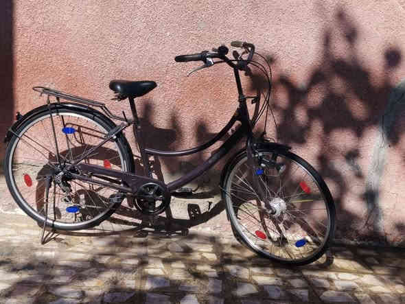 سلام عليكم.. 
بايسگل بناتي حجم 26 نظيف كلش مستعمل قليل كلش مكينه 6 نمره بريكات امامية و خلفية و قفل + جرص + لايت امامي تايرات جديدة مكفول . 
المكان : تقاطع الجريخي مقابيل مقهى بيت ورد
السعر : 90 و بيهم مجال هواي 
للاستفسار وتساب : ***********
