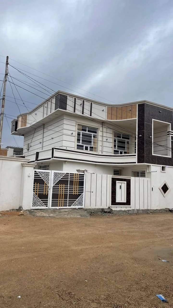 السلام عليكم من رخصت ادمن للبيت قريت المختار قرب جامع عبد السلام البياتي  
مساحه 285 مع تقديم على معاملة طابو
طابق الاول يحتوي 
3غرف وصاله ومطبخ حار و بارد منور 
استقبال خراجيه 
طابق الاثاني يحتوي ع
2نوم و صاله واجهيه كامله من كلشي ول بيت كامل داخل و خارج اي نقص مابي 
الهاتف:***********

:***********
السعر (70)بي مجال
