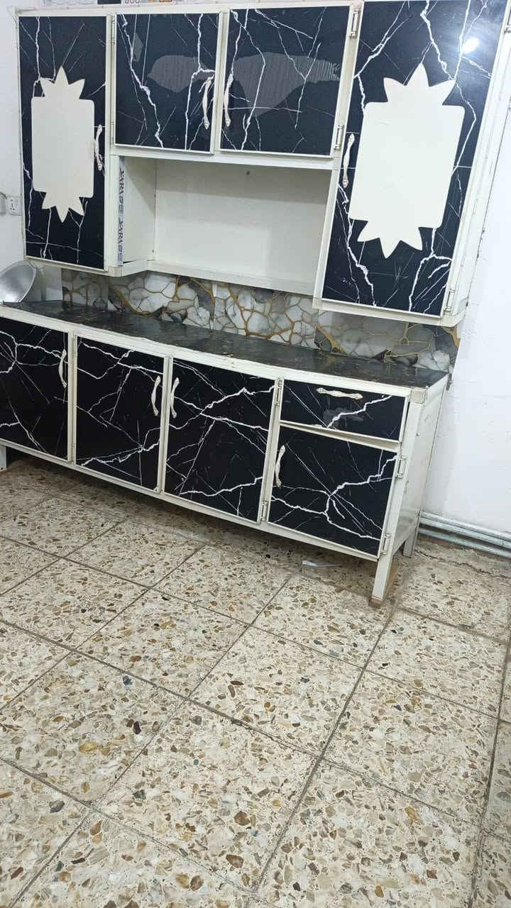 سلام عليكم كاونتر مستعمل  للبيع نظيف جدا تعال وشوف بعينك مكاني شعلة  نريده ب ٢٠٠ اتصل على رقم ***********
