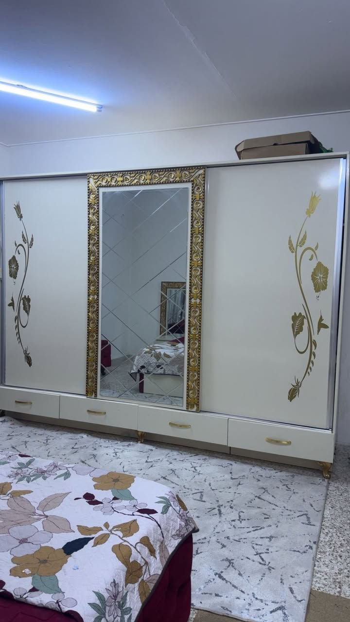 غرفة نوم تفصال ام دي اف ضد المي سرير 180 اكبر حجم مخزن كنتور 3 امتار 9 قطع جديده بدون اي عيب 
سعر مليون 200 شراي اتصل *********** مكان كركوك
