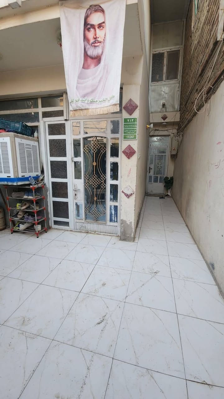 السلام عليكم  ،،، بيت زراعي للبيع  سند ٢٥ ابو دشير  قرب مستوصف التحدي قرب اسواق السيد  البيت مساحه ١٠٠ متر واجه ٥ ونزال ٢٠ يحتوي  على مدخلين مطبخ وستقبال وحولي +خدمات وغرفه نوم والطابق الثاني سندويج بنل غرفتين +سطح خلفي المراجعه مع صاحب الرقم ،،***********
