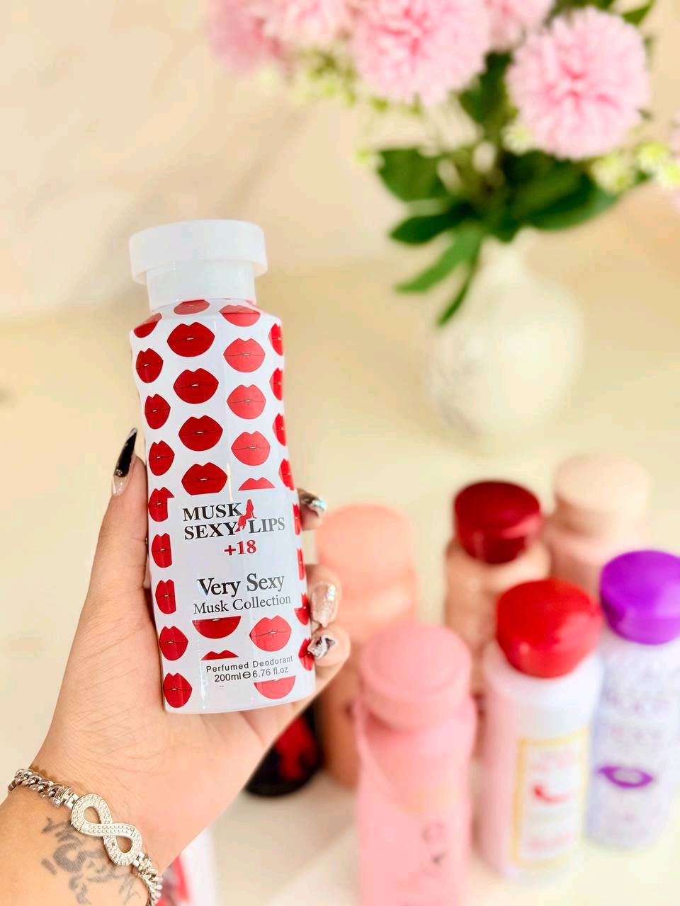 مجموعة من البخاخات المعطرة للنساء من مجموعة "موسك فري سكسي". تتميز بروائحها الجذابة والمغرية التي تضيف لمسة من الأناقة والإثارة. مثالية للاستخدام اليومي أو في المناسبات الخاصة. كل عبوة تحتوي على 200 مل من الرائحة الفواحة والناعمة التي تدوم طويلاً.