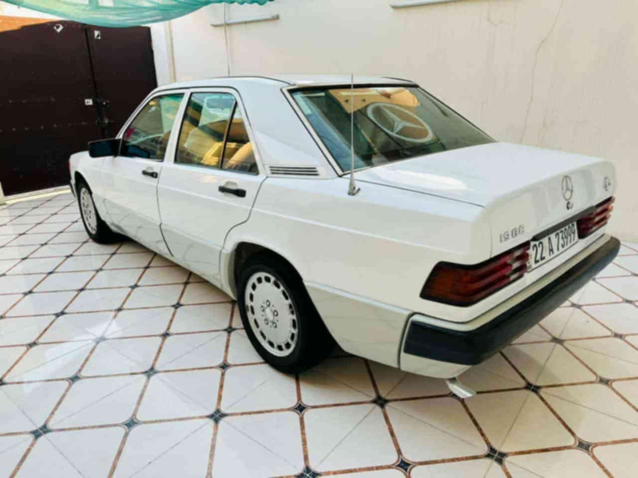 السلام عليكم
للبيع مرسيدس طيارين 190E موديل 1991 وارد يابان لون ابيض فول مواصفات جام كهرباء ايرباك ستيرن دوسات نيكل غرفه السياره جدا نضيفه وبلاديه محرك وكير ونجي تحوير مضبوط تبريد ثلج سبير شركه عده اسعافات رقم اربيل 
السياره سيرفس كامل وكلشي بيها شغال وجديد 
مكان السياره بغداد ... زيونه
السعر 63  $
للاستفسار ***********
