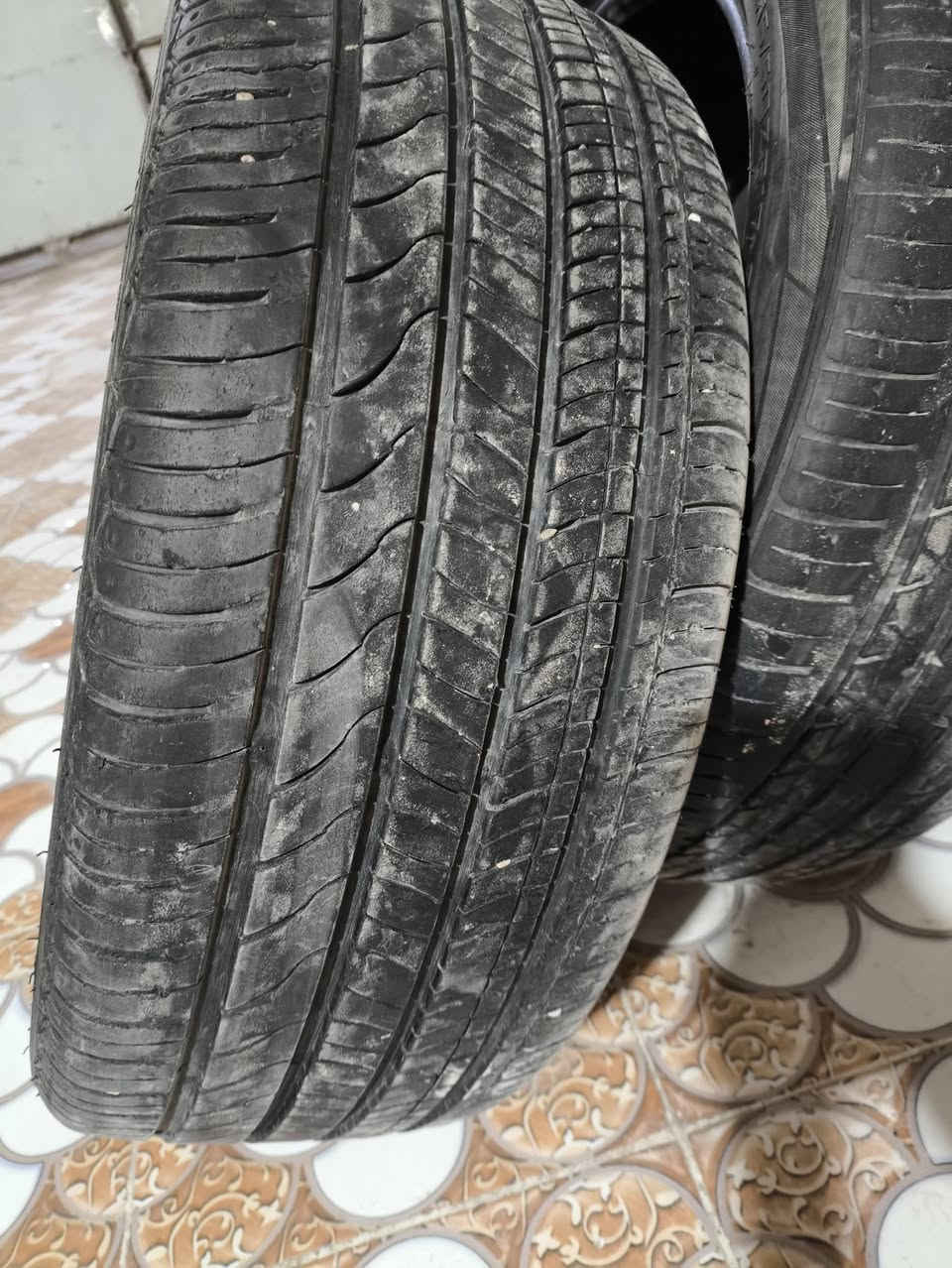 السلام عليكم
للبيع تخم تاير نص عمر نضيفات قياس 17/225/45
قيم واخذهن لان مااعرف اسعارهن ، 
مكاني ديوانيه .

‏‪0780 533 1032
