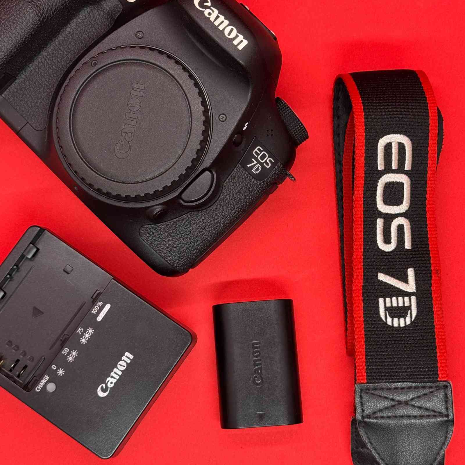 ​📸 للبيع: Canon 7D (Body)
فرصة نادرة.. شاتر 4k فقط! 🔥
​الحالة: ممتازة (بدون عدسة).
​الشاتر: 4,000 صورة (استعمال خفيف جداً).
​المشتملات الكاملة: (شاحن - بطارية - حزام - وصلة - شنطة).
​هدية مجانية: ميموري 64G 🎁.

​#Canon #Photography #DSLR #Camera #UsedCamera #PhotographyGear #Sale #PhotographyMarket #تصوير #كاميرات #كانون #كاميرات_مستعمله #للبيع #معدات_تصوير #كاميرا_للبيع #سوق_المستعمل #فوتوغرافية #هواة_التصوير


**إذا كنت صاحب هذا الإعلان وتريد حذفه لأي سبب، رجاءا أرسل رسالة إلى الدعم الفني**