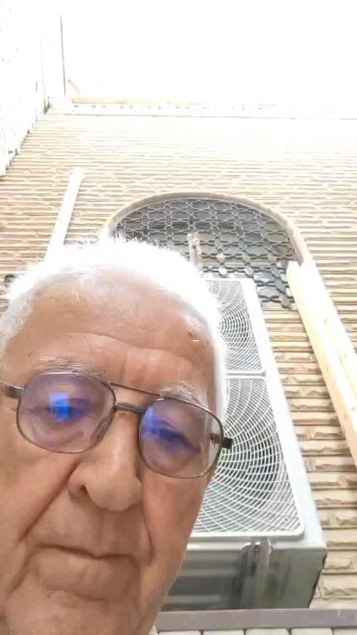 للبيع دار سكن طابقين السيديه بغداد قرب زنود الست الهلالي و فلافل الريان رابع بيت فرع الجامع الكبير الجبه مترين تدخل للبيت واجه 7متر نزال 20 متر طابقين مساحه 180 متر طابقين سعر 360 مليون ت ***********
